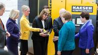 Mrs Vlantoussi-Kaeser presents the German Chancellor, Angela Merkel, with a model of a compressor.
