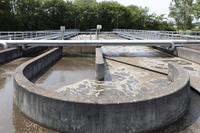 אספקת חמצן למיקרו אורגניזמים בבריכות אוורור.