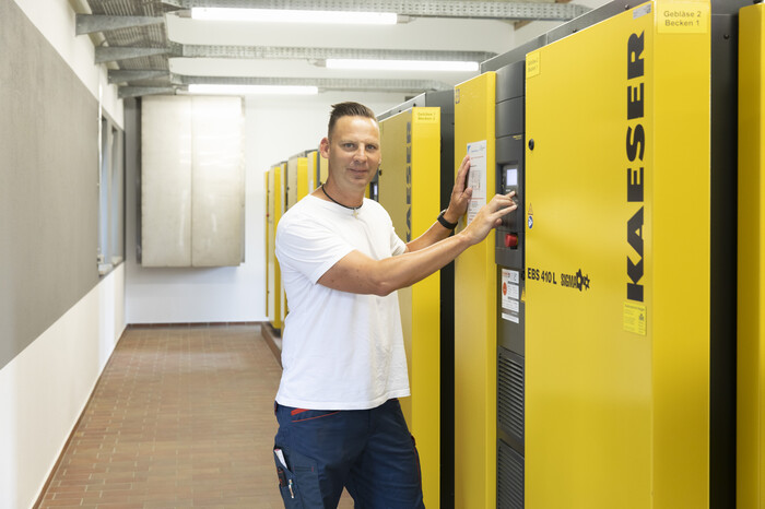 שישה מפוחים בורגיים מהסדרה ESB של KAESER KOMPRESSOREN.