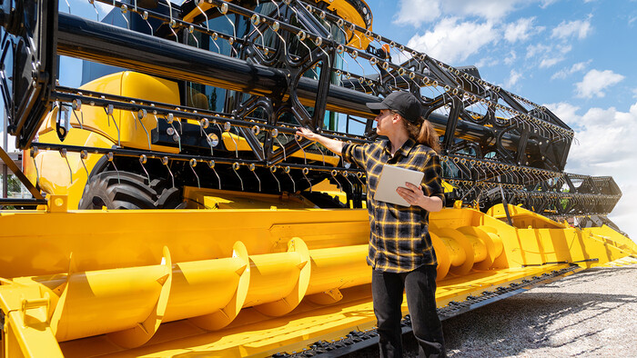 הקומביין שנוקה ביסודיות על ידי מדחס נבדק לפני האחסון בחורף.