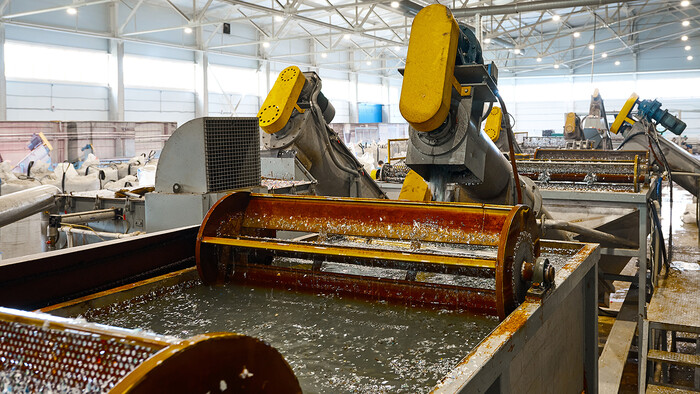 האוויר החם הנפלט מהמדחס מחמם את מים הנחוצים לניקוי חלקים.