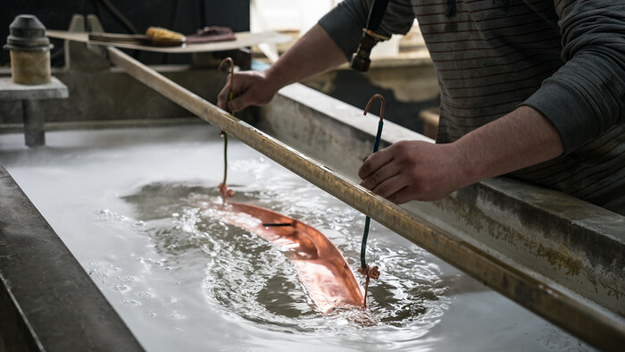 גלוון עם מים חמים המיוצרים על ידי השימוש החוזר בחום המדחס.